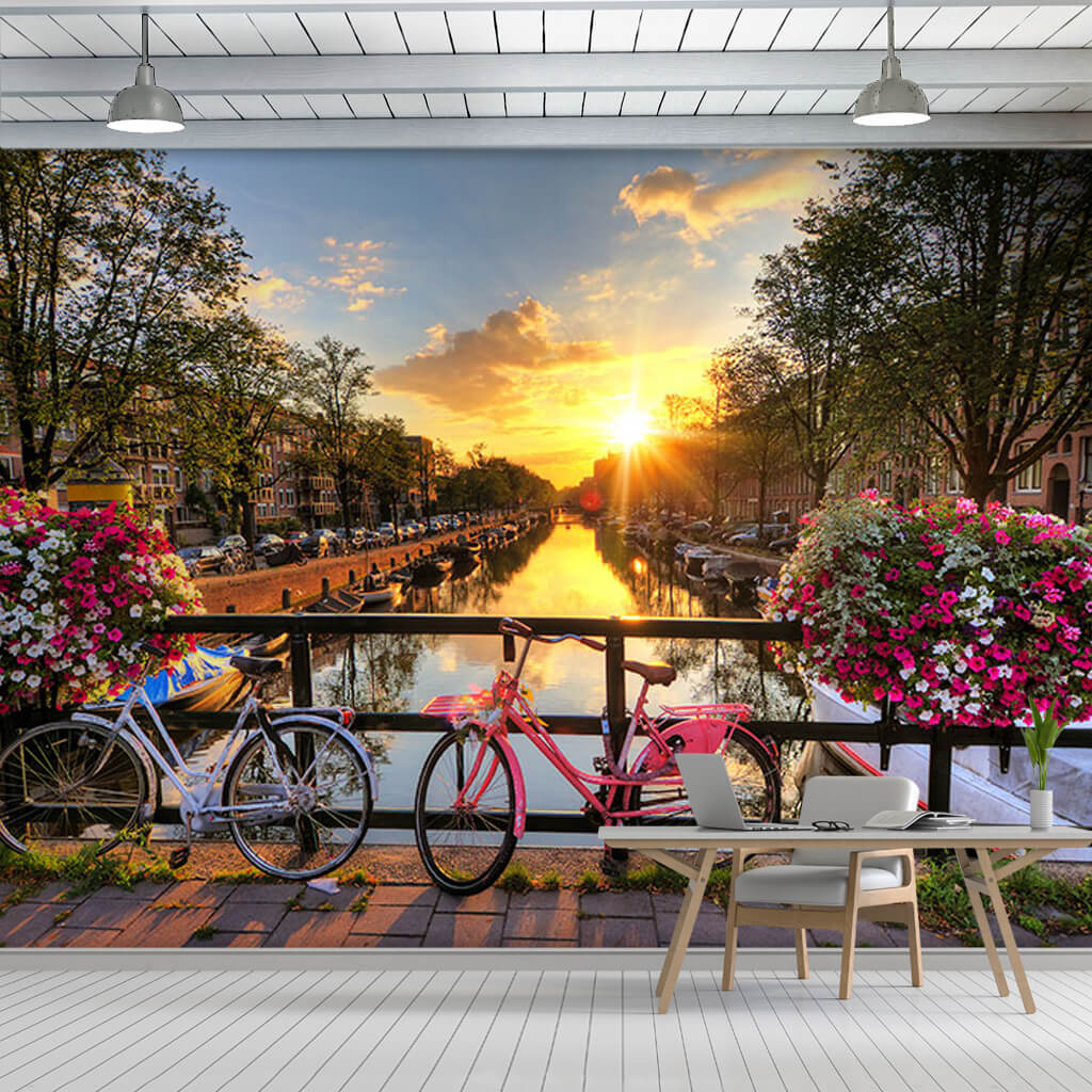 Gün batımında kanal ve 2 bisiklet Amsterdam duvar kağıdı