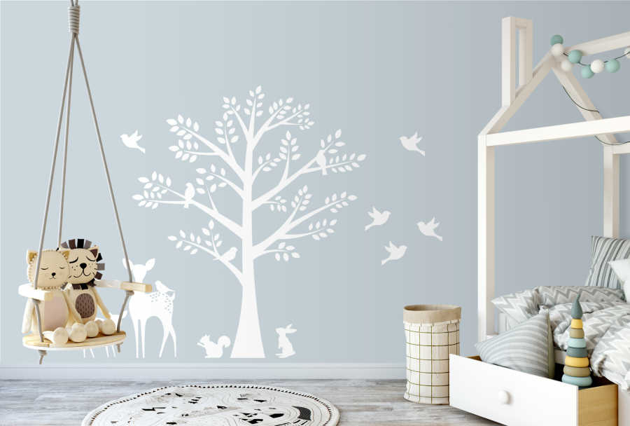 Ağaç yanında ceylan tavşan ve kuşlar bebek odası duvar kağıdı