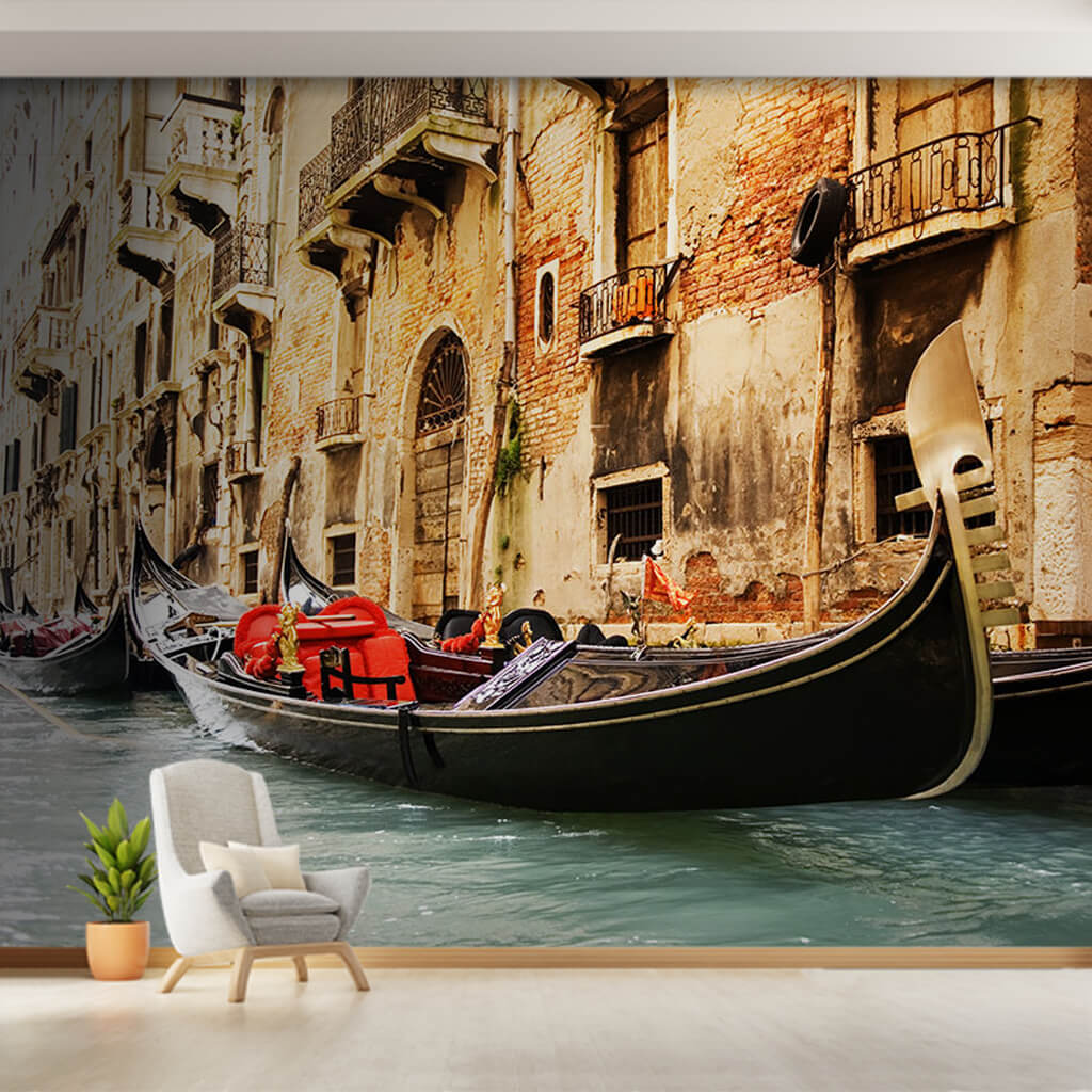 Kanalda büyük gondol ve tarihi binalar Venedik duvar kağıdı