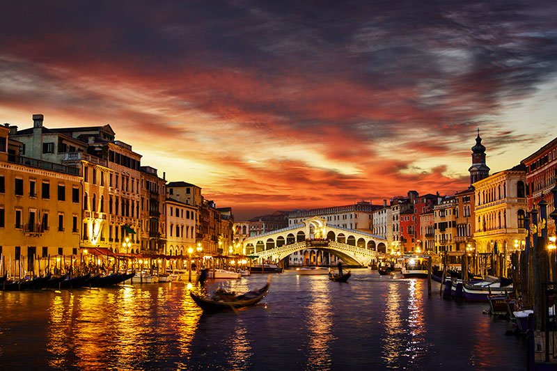 Rialto Köprüsü gondollar ve yakmoz Venedik duvar kağıdı