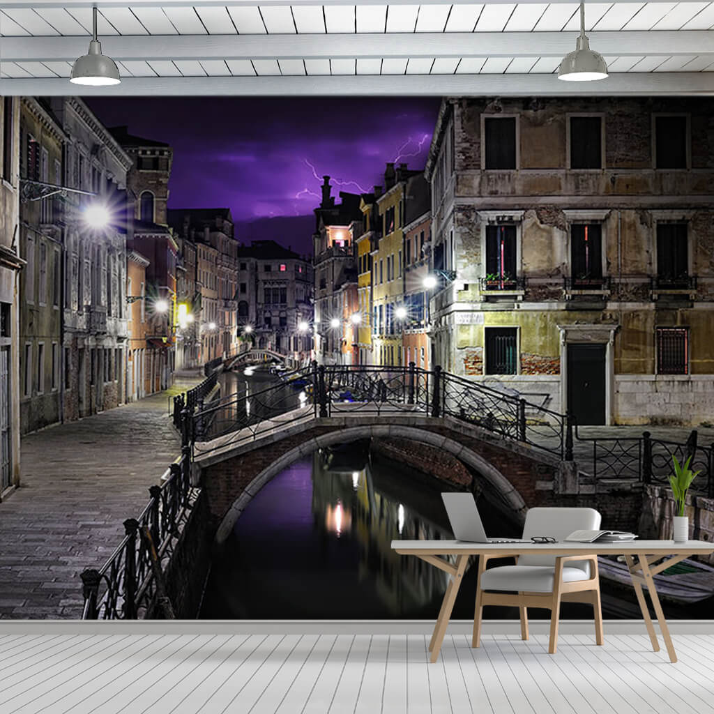 Gece Venedik sokakları ve kanal manzarası duvar kağıdı