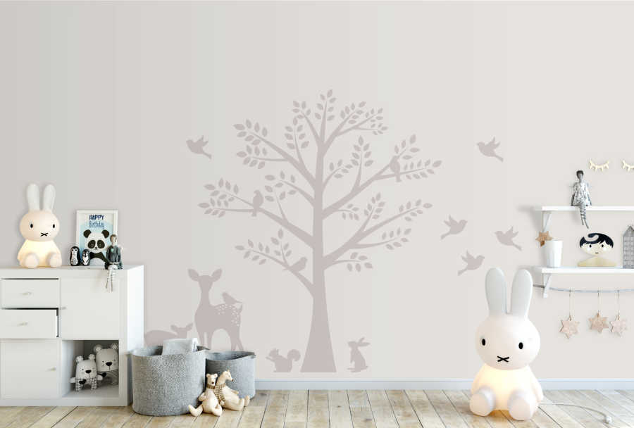 Ağaç yanında ceylan kuş ve sincap kız bebek odası duvar kağıdı