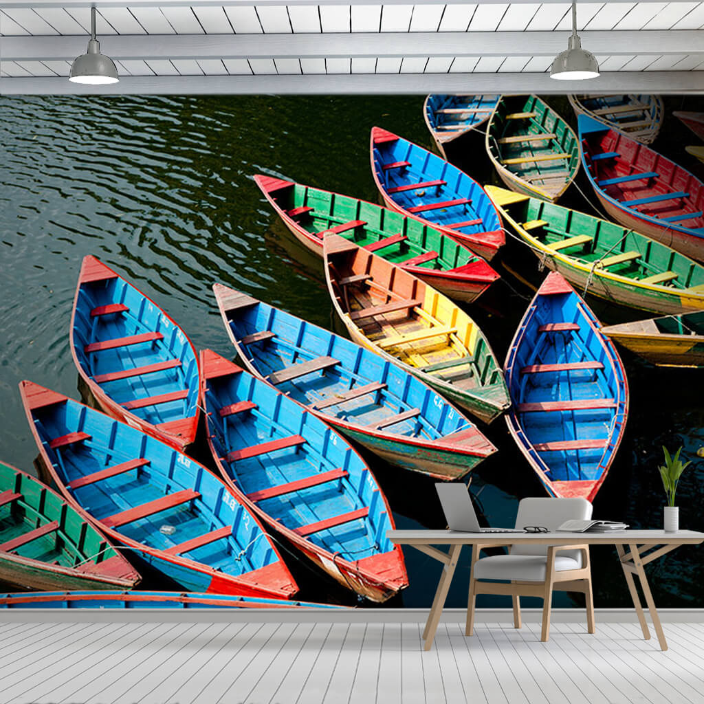 Phewa gölünde renkli bot ve kayıklar duvar kağıdı
