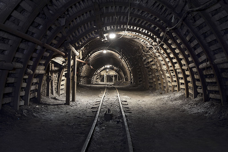 Kömür madeni tünel raylar ve 3D derinlik duvar kağıdı