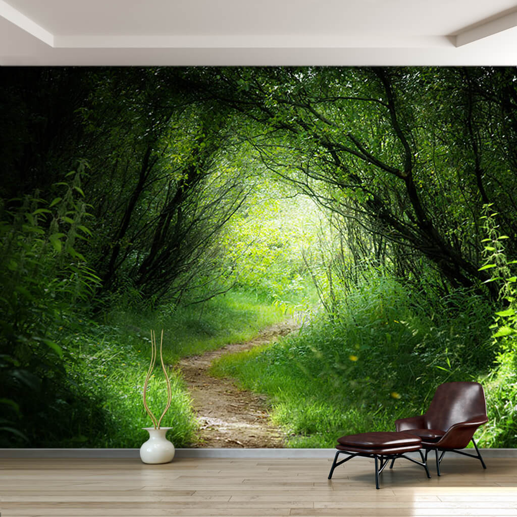 Yeşil ormanda bitki tüneli içinden geçen patika duvar kağıdı